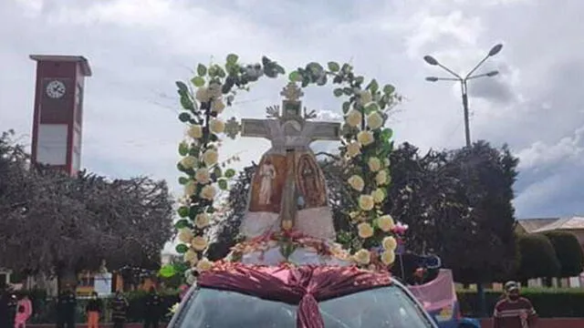 La Santísima Cruz de Mayo recorrió las principales calles de Huancané.