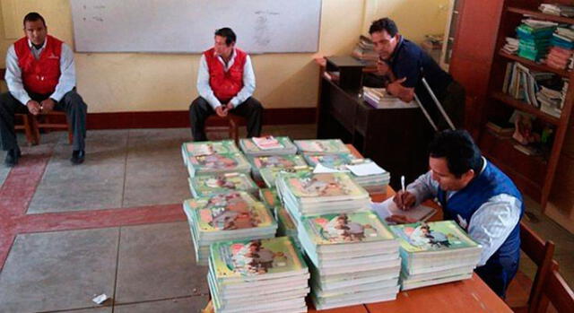 Alumnos utilizan libros con retrato de ex presidente regional de Tumbes 