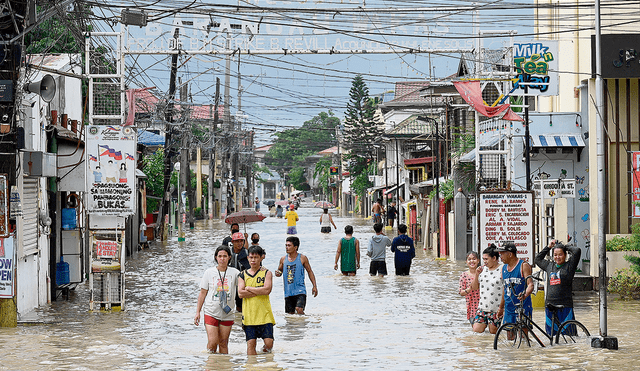 Víctimas. A fines de octubre, las intensas lluvias causaron grandes inundaciones que afectaron los servicios básicos para miles de personas en Filipinas. Foto: AFP