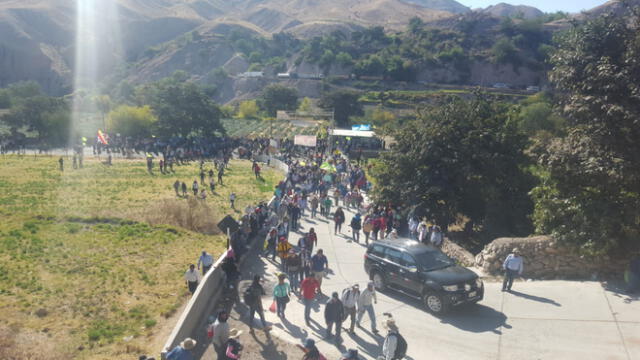 Dirigentes y ministros se reunieron en Moquegua en busca de resolver huelga contra el proyecto cuprífero de Anglo American.