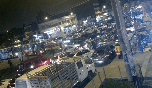 Gran congestión en cruce de avenidas Huandoy y Marañón, en Los Olivos. Foto: Mirian Loarte