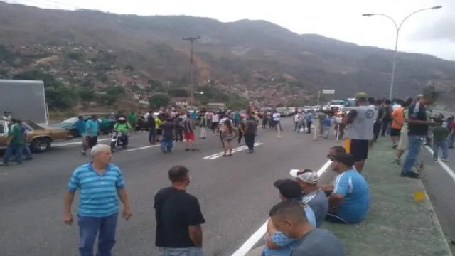 Venezolanos protestan por falta de gasolina. Foto: Twitter.