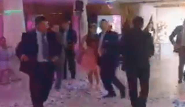 En Facebook, una quinceañera preparó una coreografía acompañada de sus familiares y conquistó a los invitados de su fiesta.