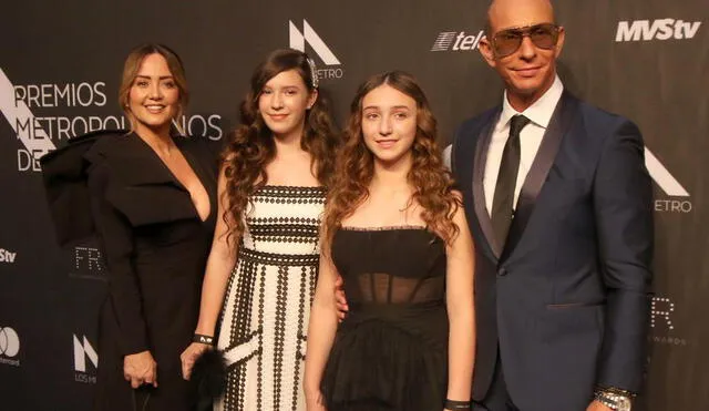 Erick Rubín y Andrea Legarreta junto a sus dos hijas.
