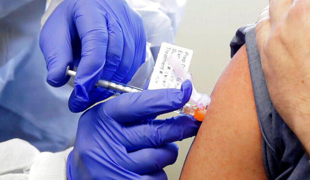 Cuando vacunas contra el coronavirus llegue al Perú, primero se inmunizarán a personal de salud y pacientes de riesgo. Créditos: AP.