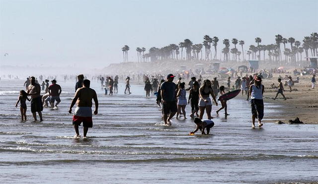Desde el viernes 24 de abril en el sur de California ya se veían gran cantidad de personas en las playas. Foto: EFE