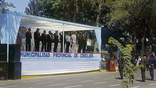 Desfile por aniversario de Chiclayo destaca por su falta de autoridades