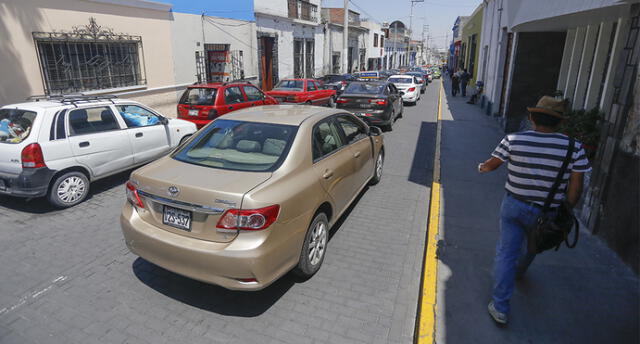 Caos en transporte por inicio de labores escolares en Arequipa