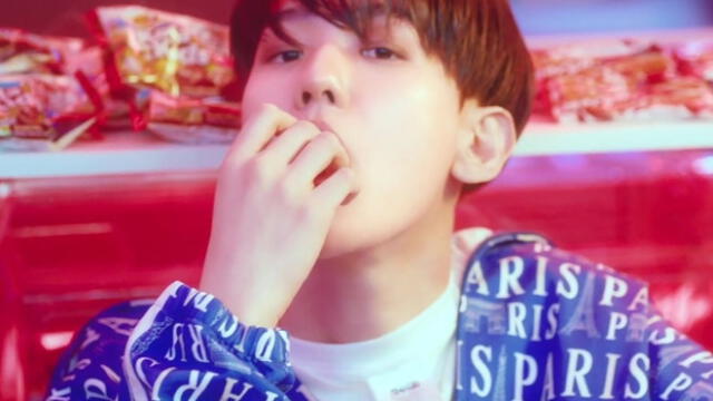 Desliza para ver más fotos de Baekhyun de EXO en el MV "Candy".