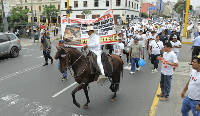Manifestantes a favor de la pelea de gallos y tauromaquia marcharon hacia el Tribunal Constitucional. Foto: Antonio Melgarejo