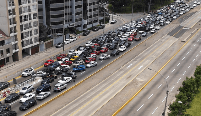 Cierre de la Vía Expresa genera gran caos vehicular [VIDEO]