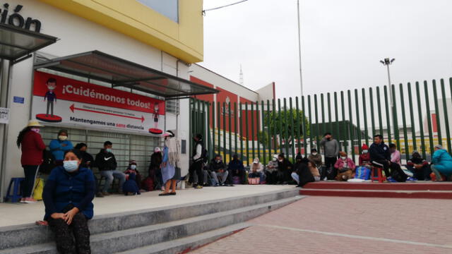 Usuarios del Banco de la Nación hacen extensas colas para poder ser atendidos. Foto: La República.