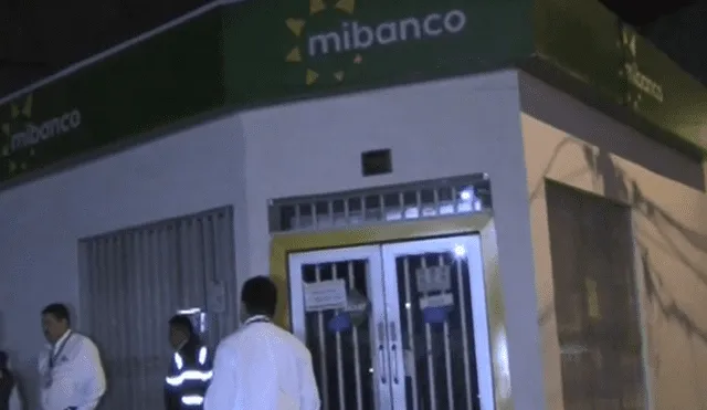 Carabayllo: 'marcas' asaltan a un hombre dentro de una agencia bancaria [VIDEO]