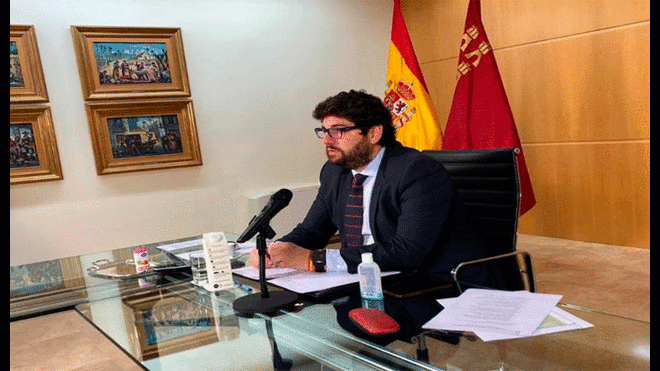 López Miras en la videoconferencia con Pedro Sánchez y el resto de presidentes autonómicos. Foto: Twitter.