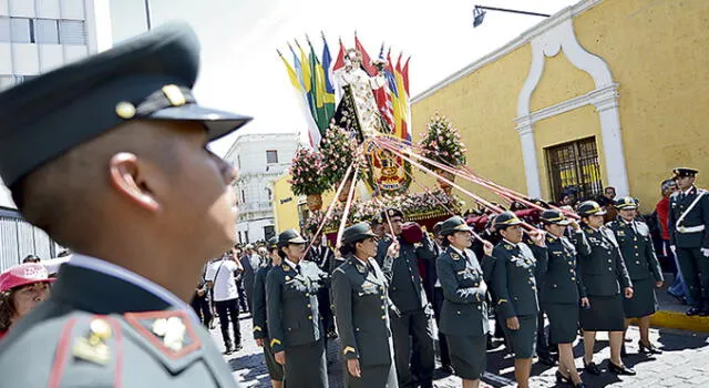 En el sur, Policía rindió homenaje a Santa Rosa de Lima