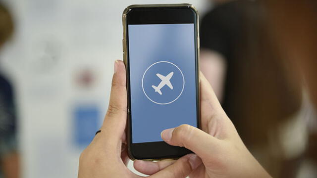 El modo avión en tu smartphone se activa durante los vuelos.