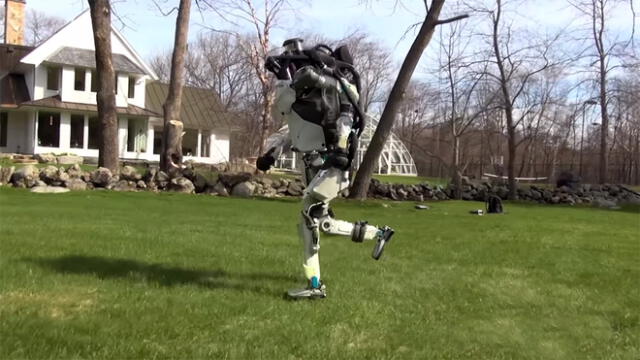 YouTube: robot humanoide corre por el campo y asombra a millones [VIDEO]