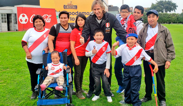 Selección peruana recibe visita de niños de la teletón en entrenamiento.