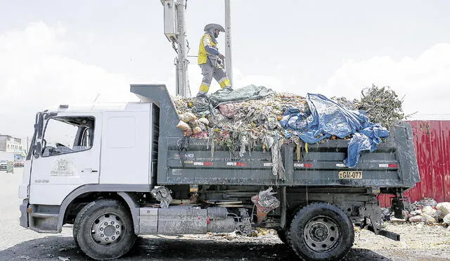 Desperdiciado. Un flete de frutas que estaba varado en la Panamericana Sur arribó ayer a Arequipa, pero en descomposición. Fue retirado por carro basurero. Foto: Rodrigo Talavera/ LR