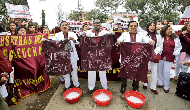 Obstetras vuelven a los hospitales mientras que las enfermeras siguen con sus protestas