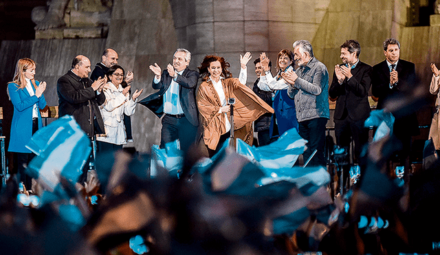Buenos Aires. Fotografía de archivo de la reciente campaña electoral donde se ve a la plancha peronista -Alberto y Cristina- en pleno mitin al aire libre. Créditos: EFE