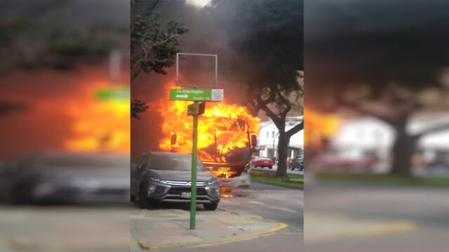 Bomberos intentan controlar el siniestro y no se reportan heridos ni muertos. / Creditos: Captura de pantalla - Video Twitter