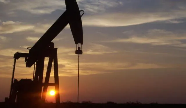 Petróleo abre a la baja tras acuerdo de OPEP+ para relajar el recorte de producción