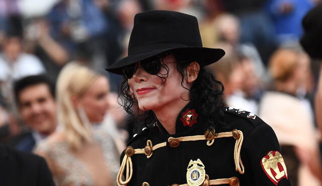 A Michael Jackson impersonator arrives on May 15, 2018 for the screening of the film "Solo : A Star Wars Story" at the 71st edition of the Cannes Film Festival in Cannes, southern France. (Photo by Anne-Christine POUJOULAT / AFP)