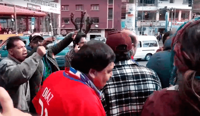 El tenso momento que vivieron hinchas chilenos al cruzarse con aficionados bolivianos [VIDEO]