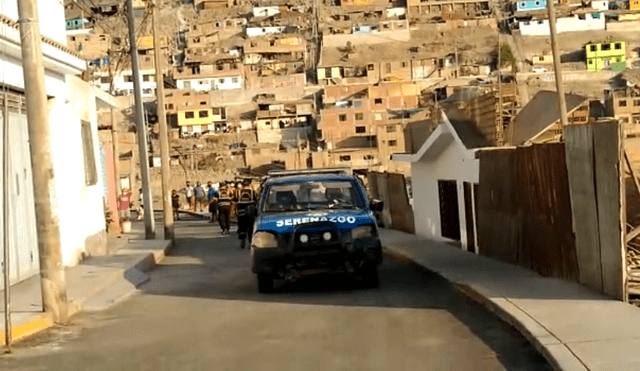 Para dispersar al grupo que amenazó a paciente fue necesario la presencia de personal de Serenazgo y la Policía. Foto: Captura de video