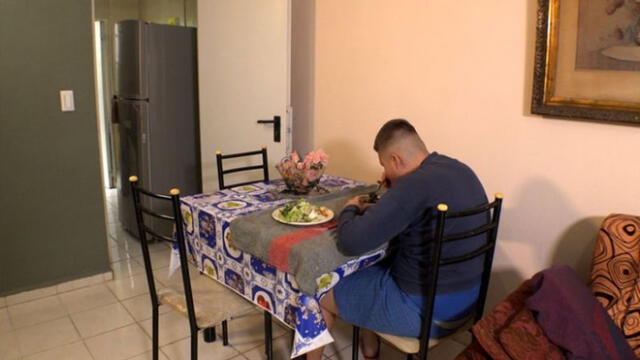 Christian Férnandez no puede calmar su apetito e incluso ha recurrido a la basura para buscar algo comestible. Foto: BBC