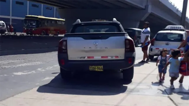 Trujillo: conductor de camioneta estaciona en vereda