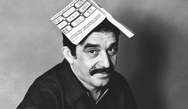 Gabriel García Márquez en una foto curiosa con su novela Cien años de soledad.