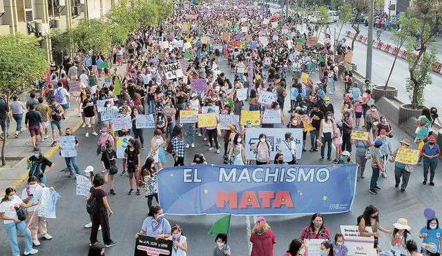 En las calles. La marcha del último sábado fue multitudinaria. Hoy las mujeres saldrán otra vez a reclamar sus derechos. Foto: Antonio Melgarejo/ La República