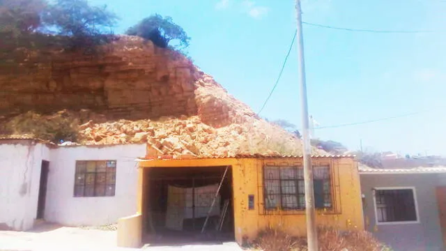 Deslizamiento de cerro casi sepulta a familias de Talara