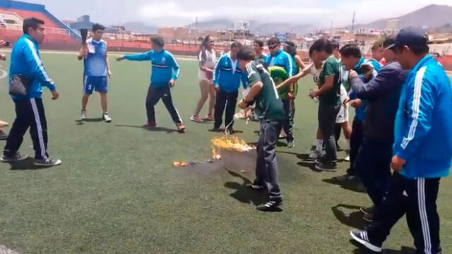 Cancha de estadio de Cajamarca se incendia [VIDEO]