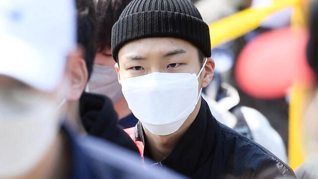 Desliza para ver más fotos de Lee Seung Hoon iniciando con su servicio militar obligatorio.