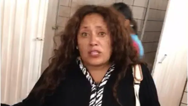 Arequipa: Acusan a mujer de golpear a sus hijos en baño de mercado [VIDEO]