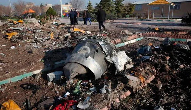 Restos del avión siniestrado en la capital iraní. Foto: AFP.
