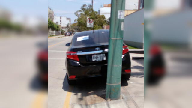 #YoDenuncio: vehículo estaciona pese a cartel de prohibición en San Borja