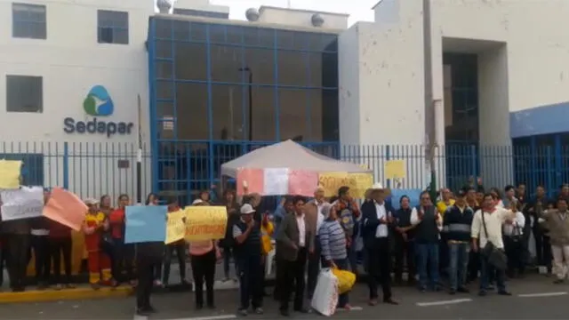 Arequipa: pobladores protestaron frente a Sedapar por obras paralizadas