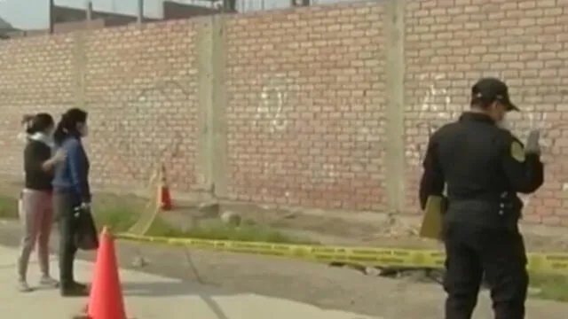 Cadáver fue encontrado en una acequia, al lado de una loza deportiva. (Foto: Captura de video / América Noticias)