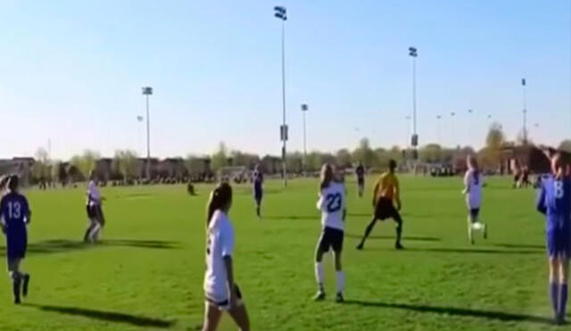 Facebook: el peculiar estilo de un árbitro para esquivar un balón en pleno partido de fútbol