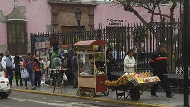 Veredas del centro histórico de Trujillo son ocupadas por ambulantes