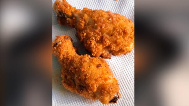 Desliza las imágenes para conocer la receta secreta del pollo broaster al estilo KFC. Foto: Fiorella Santillan/TikTok