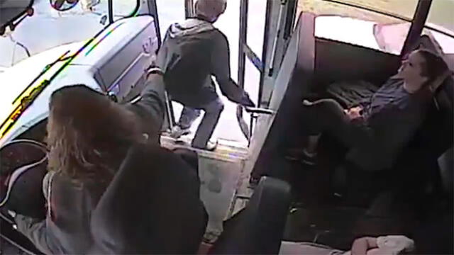 Reacción de conductora de autobús evita que adolescente sea atropellado [VIDEO]
