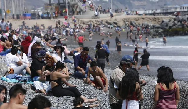 Cientos de bañistas se aglomeraron en las playas de Miraflores sin respetar el distanciamiento en medio de la pandemia. Foto: Marco Cotrina / La República