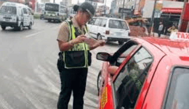 El particular método de un taxista para evitar que su auto vaya al depósito [VIDEO]
