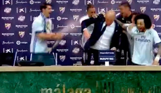 Jugadores del Real Madrid bañan en champán a Zidane en plena conferencia [VIDEO]