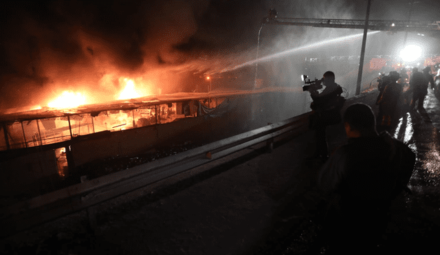 Al menos 30 unidades de Bomberos llegaron hasta lugar siniestrado. Foto: Jorge Cerdán / La República